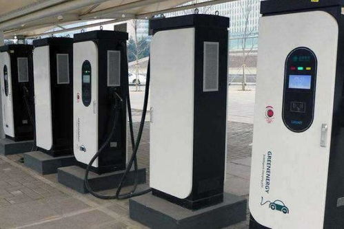 假期充電難 混動車型搶充電樁引爭議，新能源充電樁為何區別對待？